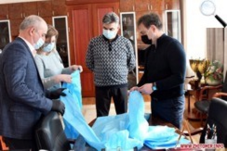 Швейна фабрика «Леся» щодня готова виготовляти до півтори тисячі одиниць одягу для медиків