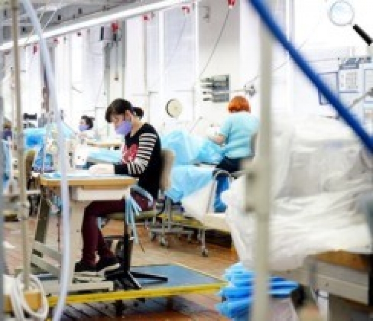На «Лесі» успішно працює лінія з пошиття захисного одягу для медиків