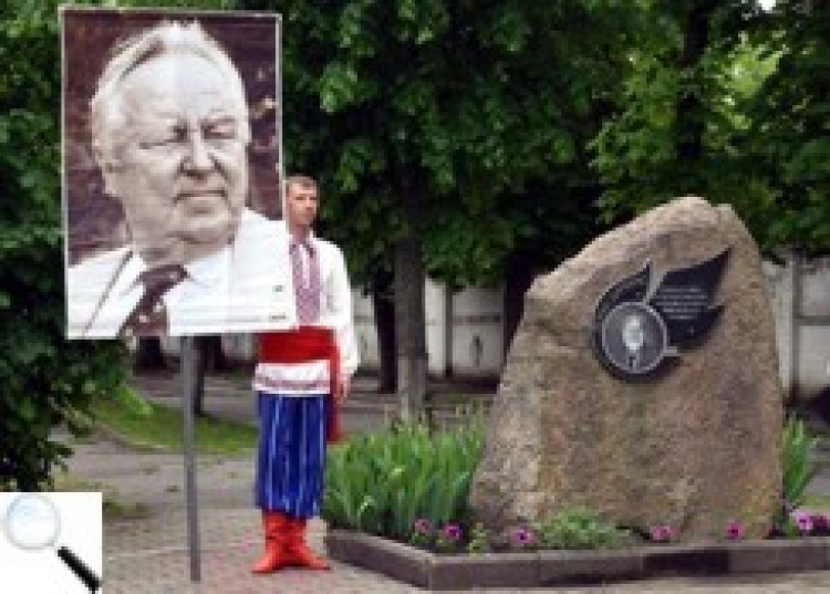 Із нагоди 91-ї річниці від дня народження Бориса Шарварка до пам’ятного знаку поклали квіти