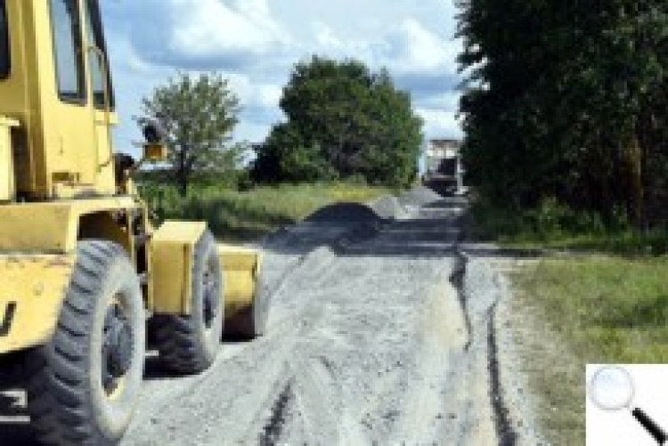 Міст у Чижівці перекрито. Об’їзні шляхи відсипали щебенем і прогрейдерували
