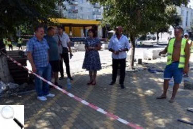 Реагуючи на зауваження містян, оглянули хід виконання ремонту тротуару на вулиці Соборності та площі Лесі Українки