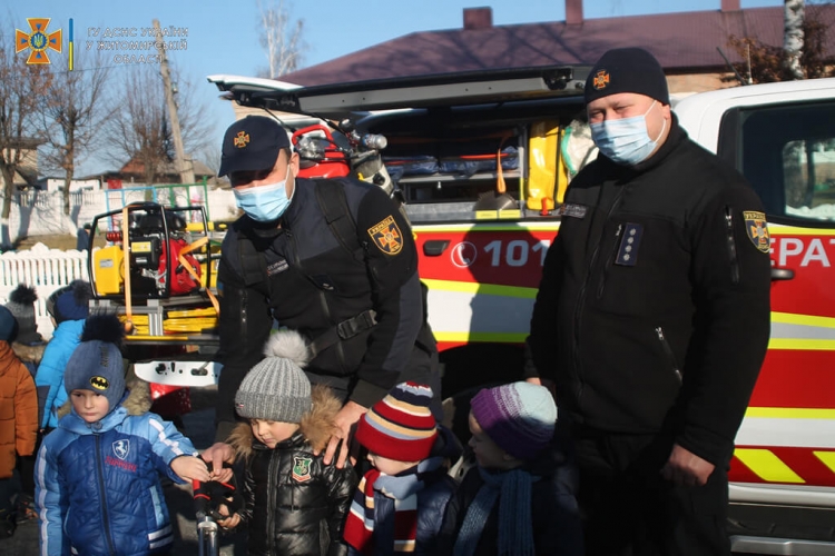 Рятувальники навчали вихованців Ярунського дитсадка азам безпеки