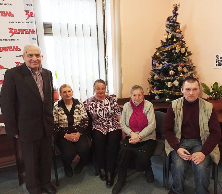 Завдяки цим людям, «Звягель» можна купити на вулицях міста в будь-яку пору року, за будь-якої погоди, курсу долара та рівня магнітних бур!