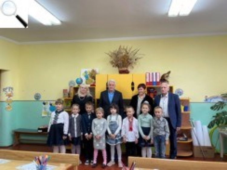Школярі Гульська отримали подарунок від Володимира Литвина та Олександра Ющенка