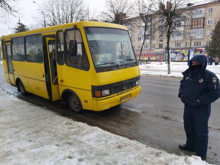 Рух на міських автобусних маршрутах відновили. Але на села сполучення немає…