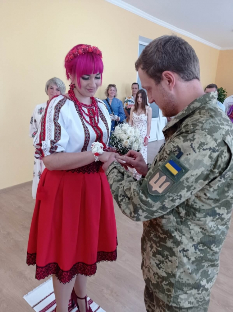 Нова весільна традиція — вишиванка і камуфляж
