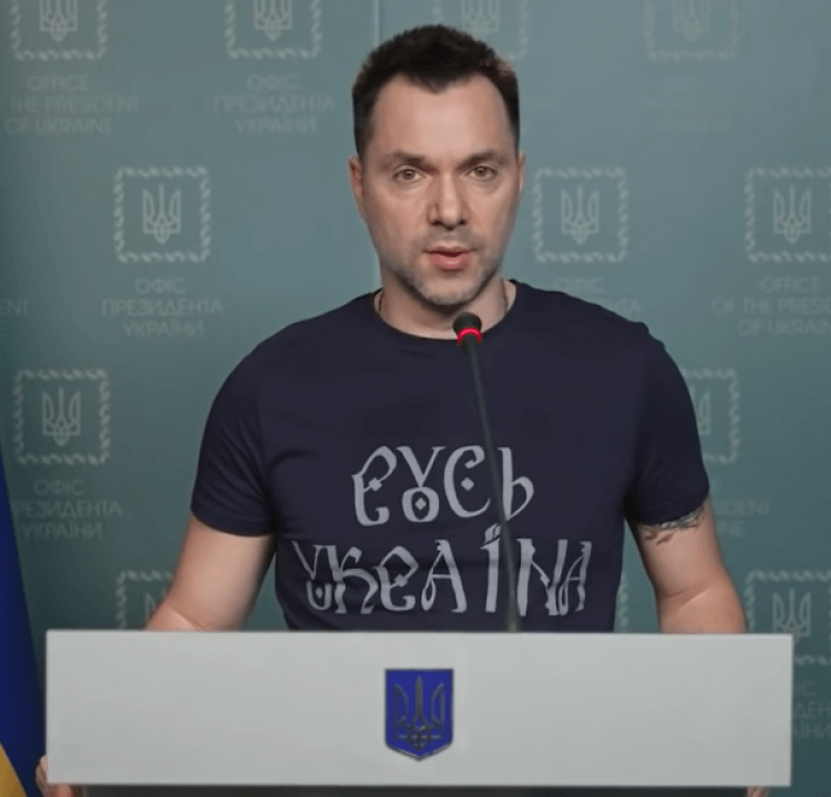 Стильно та з гумором: які футболки  носить Олексій Арестович