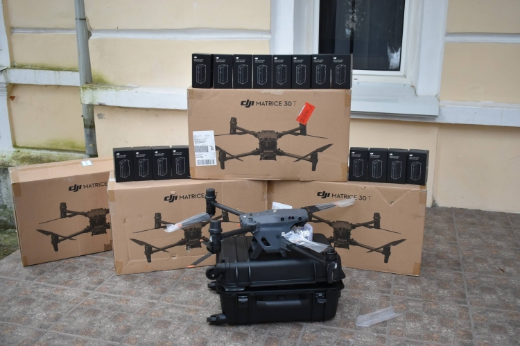 Купили від громади квадрокоптери і привітали військових із Днем ЗСУ