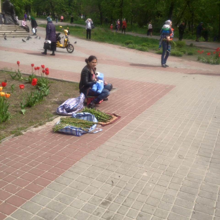 Чи знайдеться в чиновників транспорт, щоб перевірити умови проживання маленького хлопчика? Є свідчення, що 2-річну дитину залучають до жебрацтва