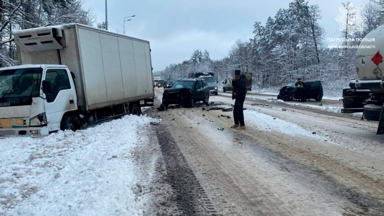 ДТП з потерпілими: рух транспорту в напрямку міста Бердичева ускладнений