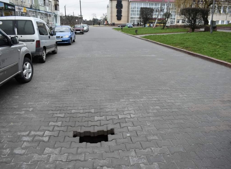 У центрі Звягеля утворилося провалля