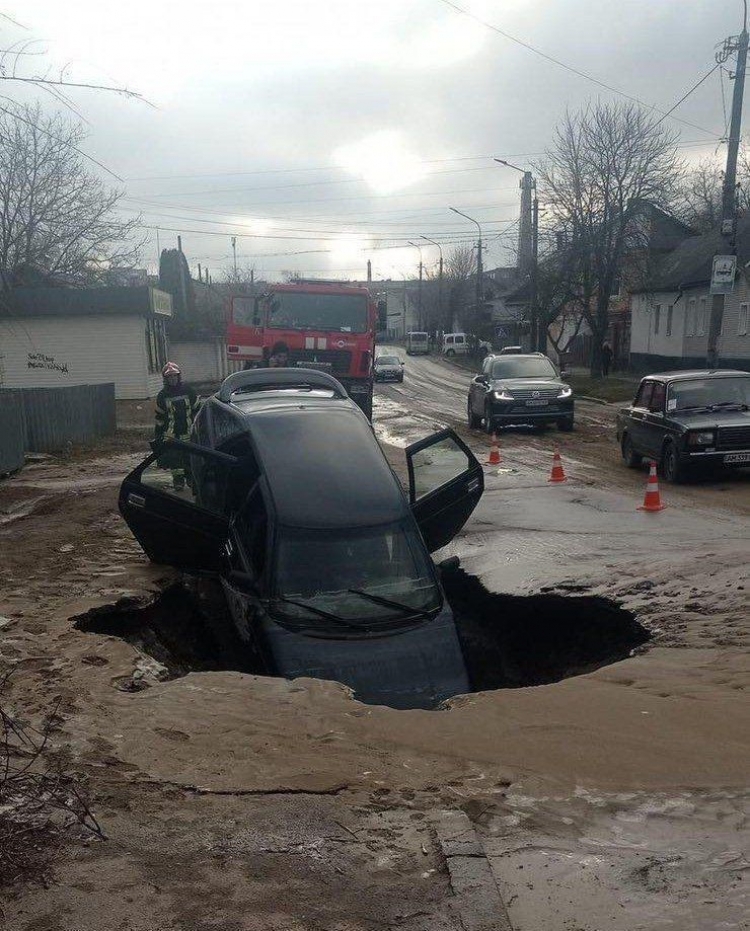 У Житомирі автомобіль потрапив у провалля, яке утворилося через порив на водогоні