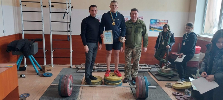 Змагання важкоатлетів до Дня ЗСУ: у спортзалі ДЮСШ піднято рекордну вагу