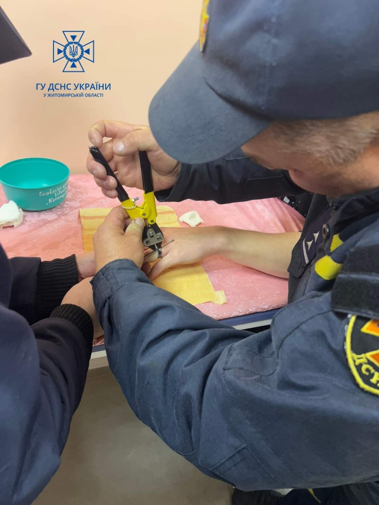 Приміряв чужу каблучку — знімали рятувальники