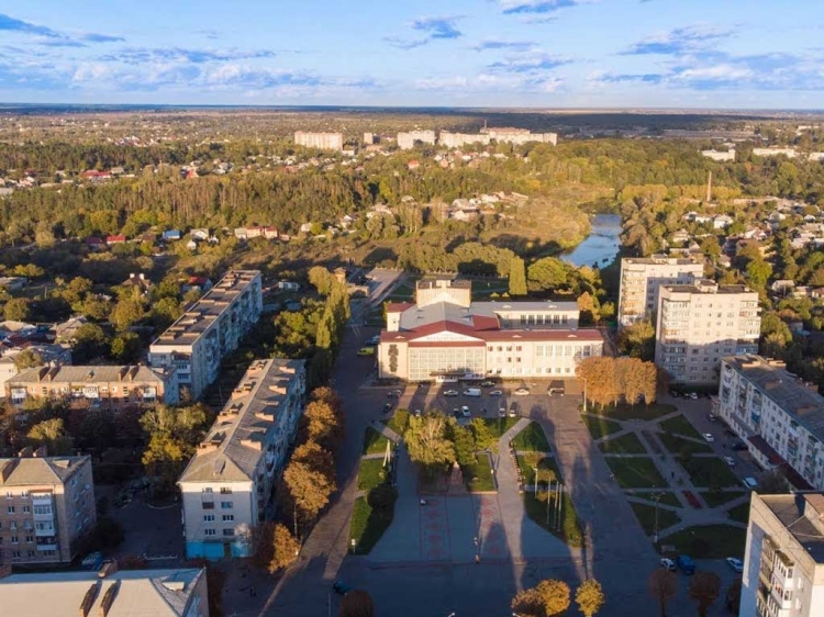 Народився у Новограді-Волинському