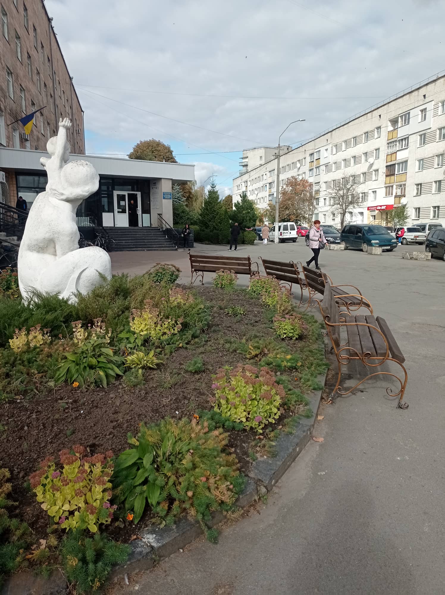 Меценати встановили лавки на території лікарні