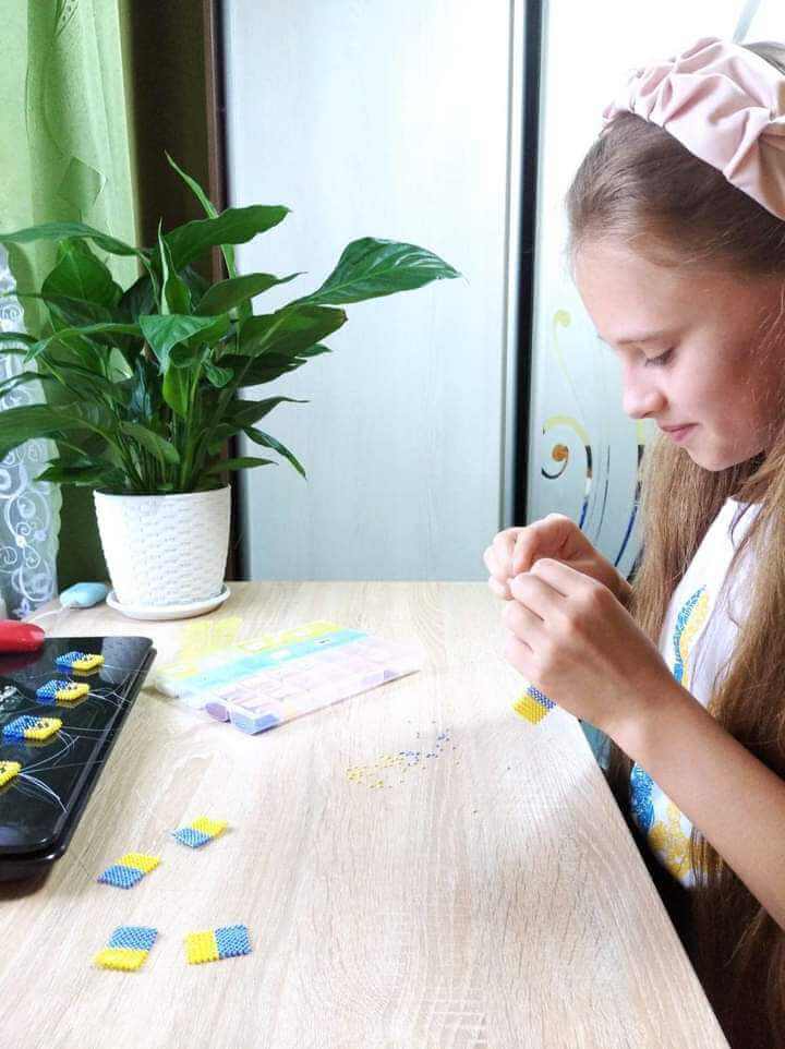 Щоб підтримати захисників, наплели брелоків на 30,5 тисяч. Тепер збирають каштани — до акцій сім’ї долучається багато людей