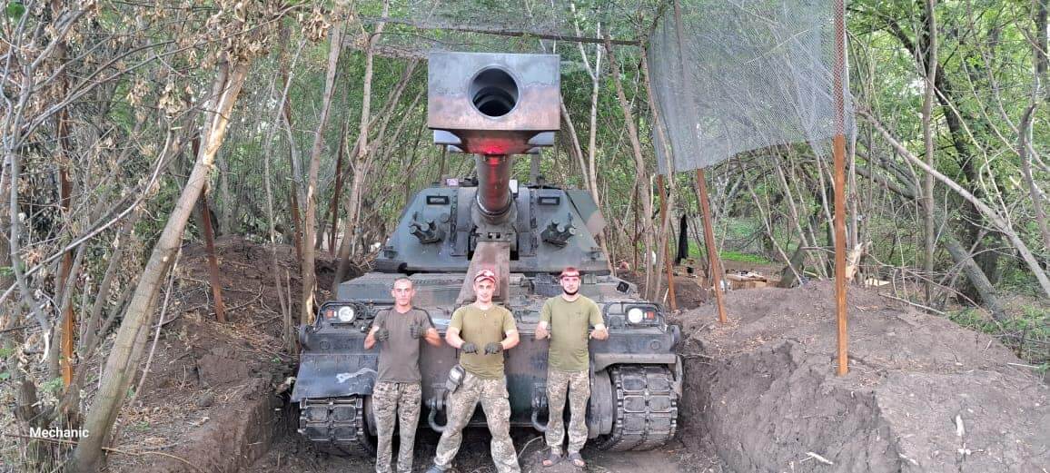 Щоб підтримати захисників, наплели брелоків на 30,5 тисяч. Тепер збирають каштани —  до акцій сім’ї долучається багато людей