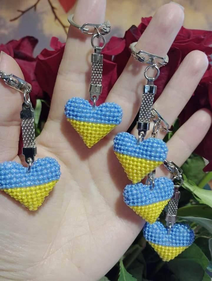 Щоб підтримати захисників, наплели брелоків на 30,5 тисяч. Тепер збирають каштани — до акцій сім’ї долучається багато людей