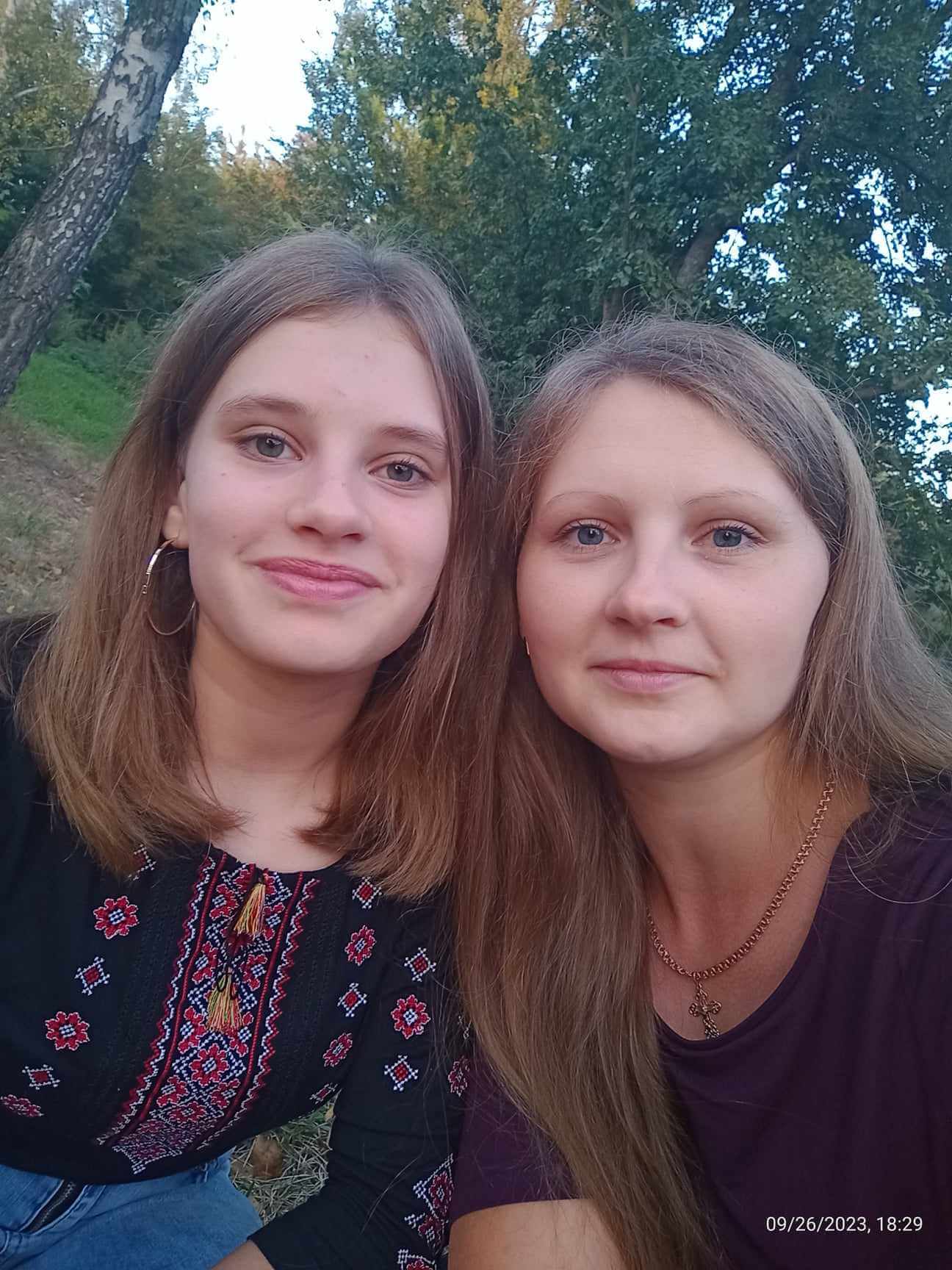 Щоб підтримати захисників, наплели брелоків на 30,5 тисяч. Тепер збирають каштани —  до акцій сім’ї долучається багато людей