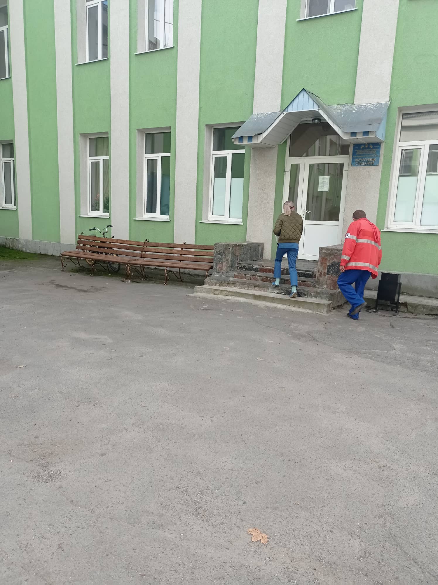 Меценати встановили лавки на території лікарні