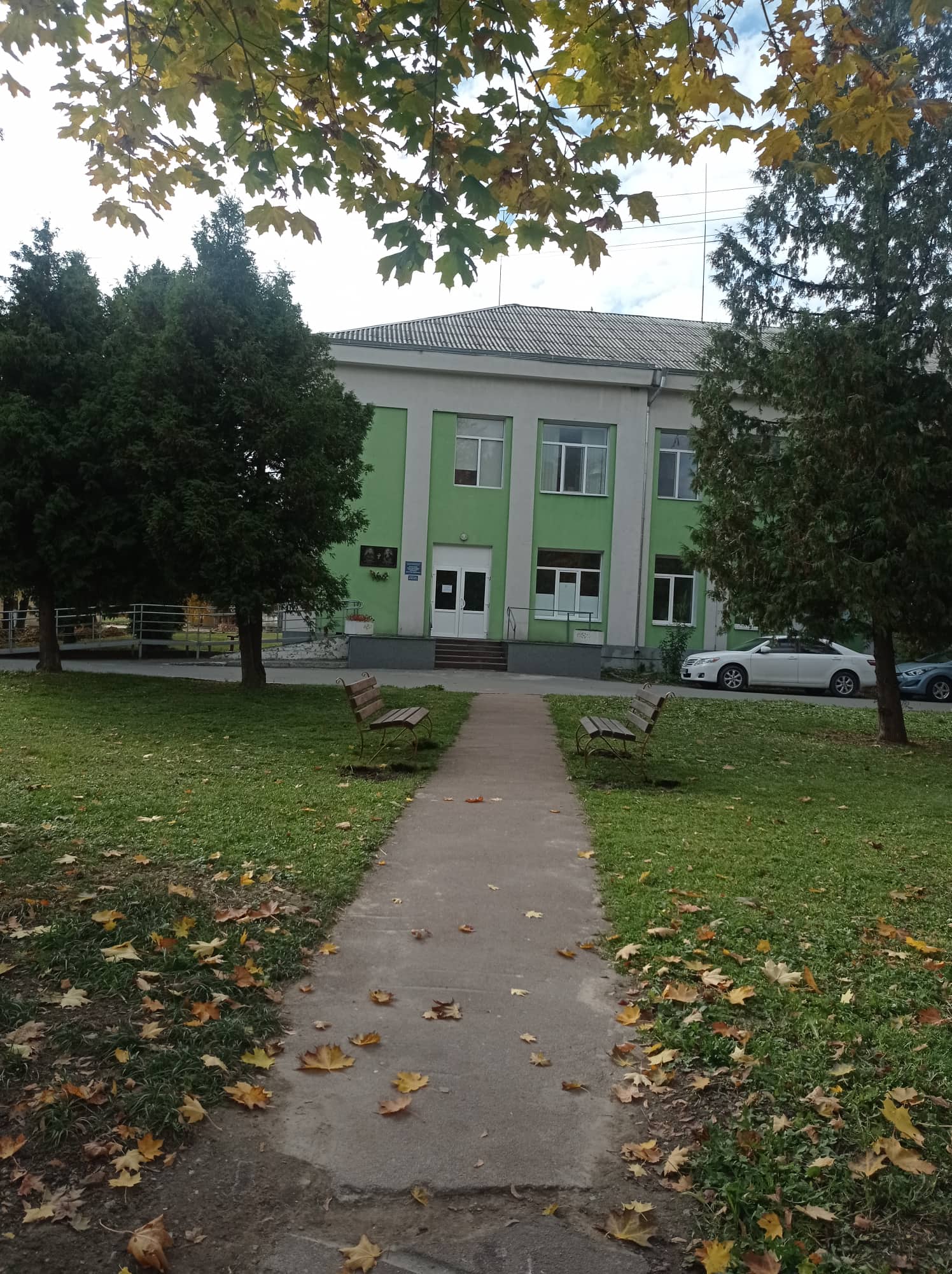 Меценати встановили лавки на території лікарні