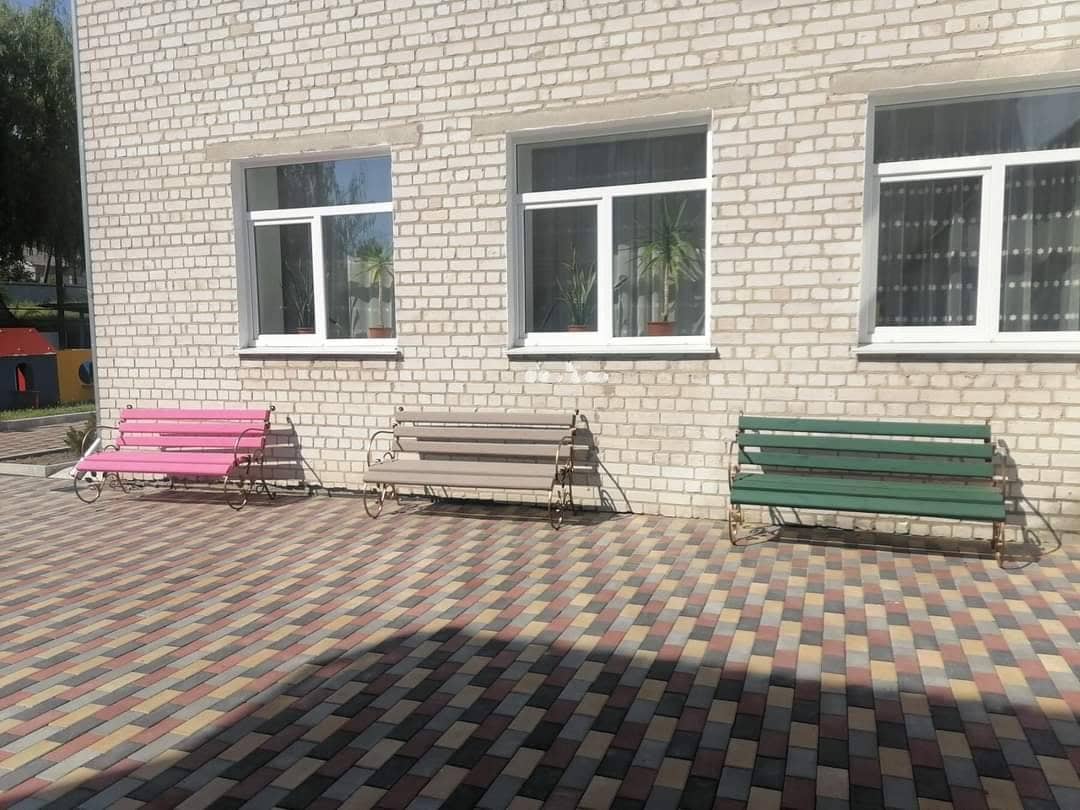 Меценати встановили лавки на території лікарні