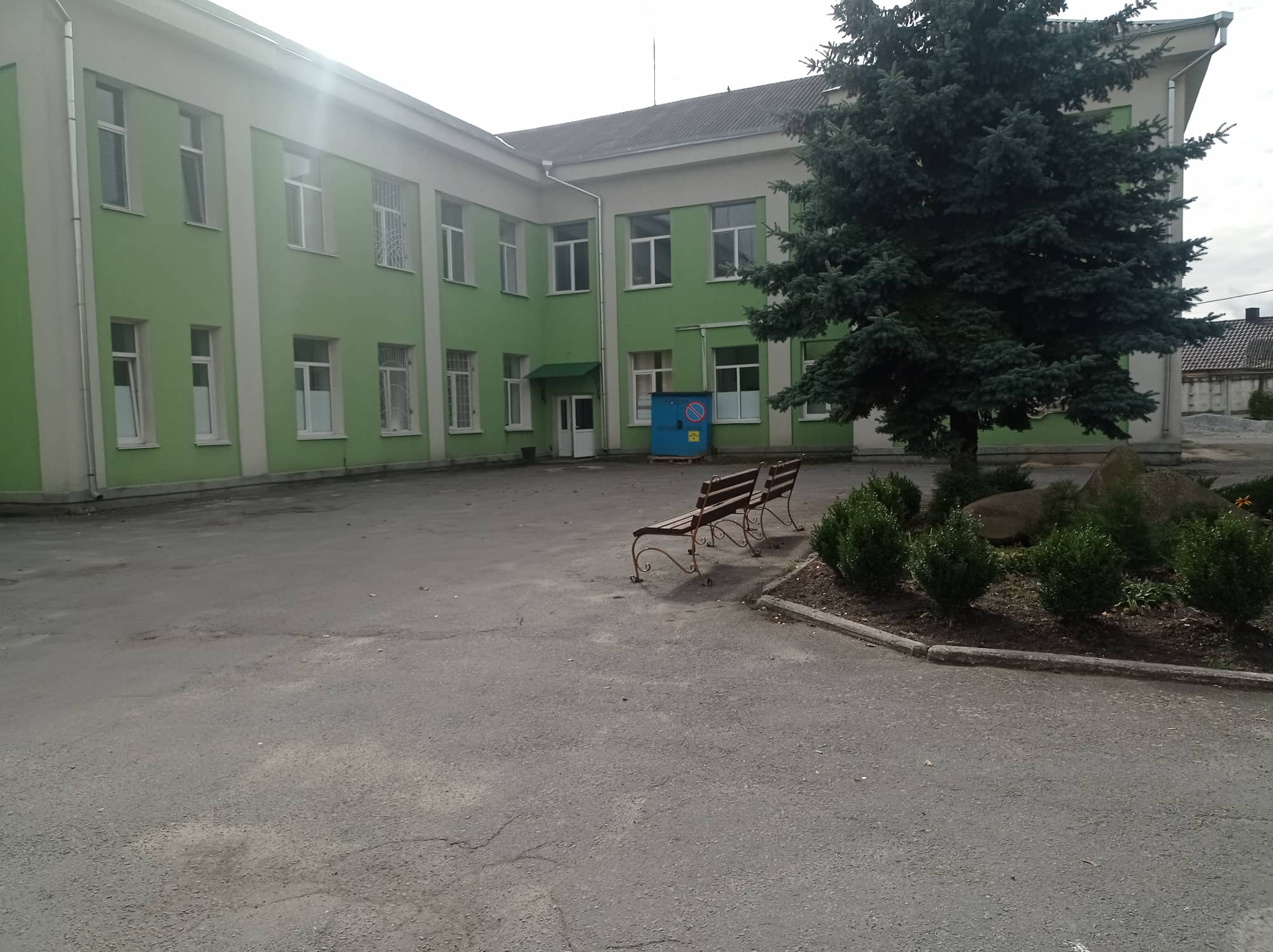 Меценати встановили лавки на території лікарні