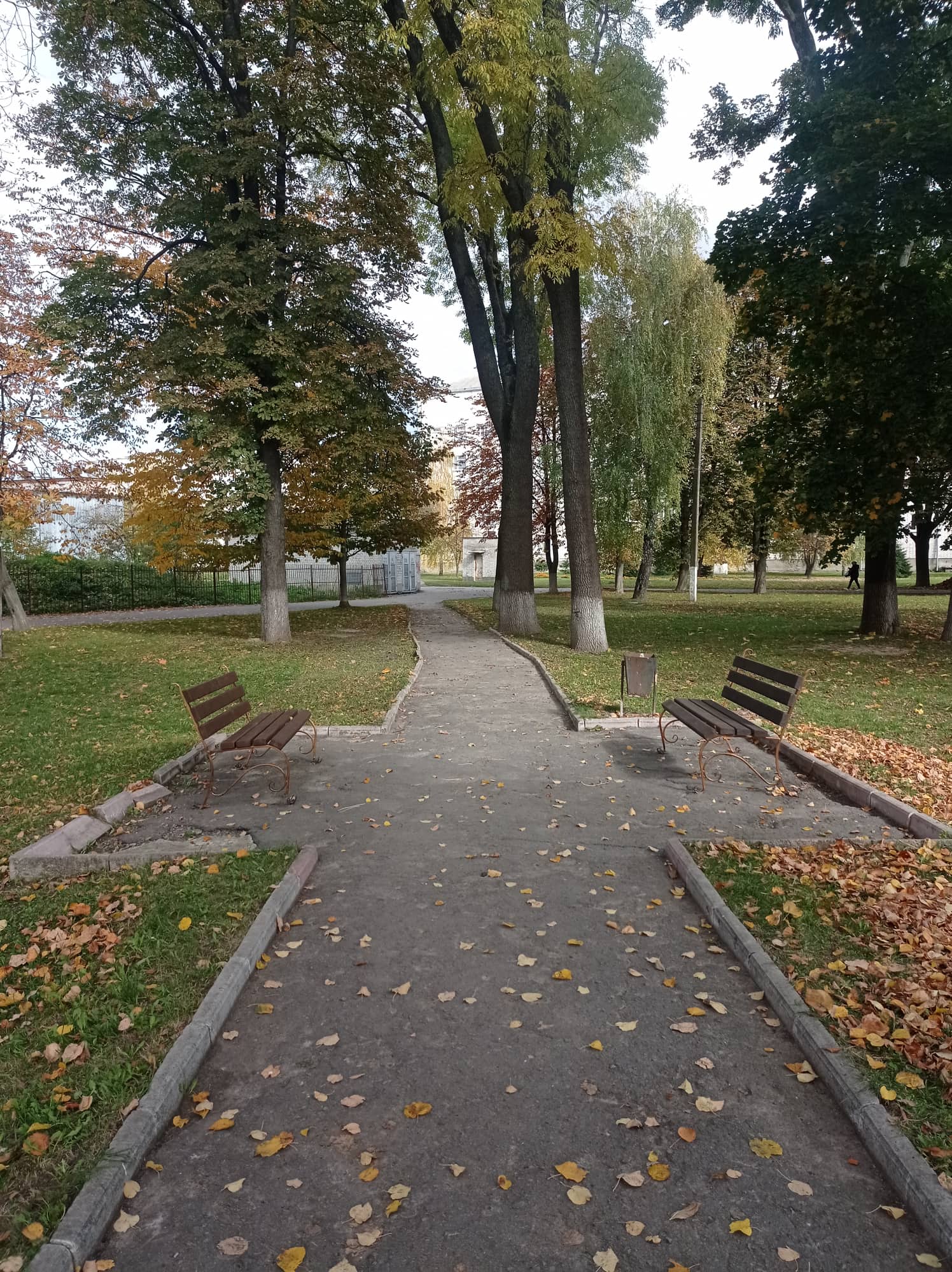 Меценати встановили лавки на території лікарні