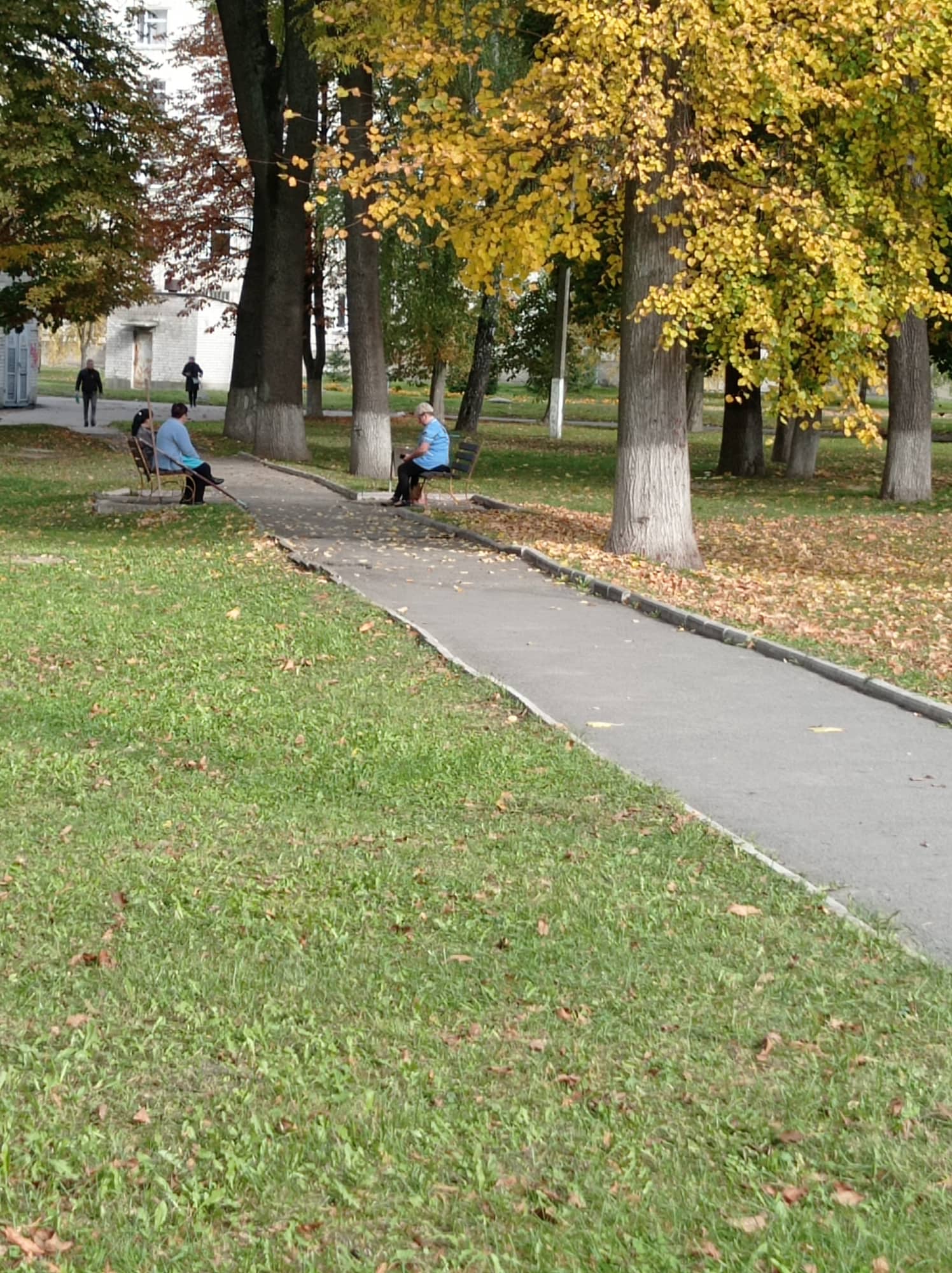 Меценати встановили лавки на території лікарні