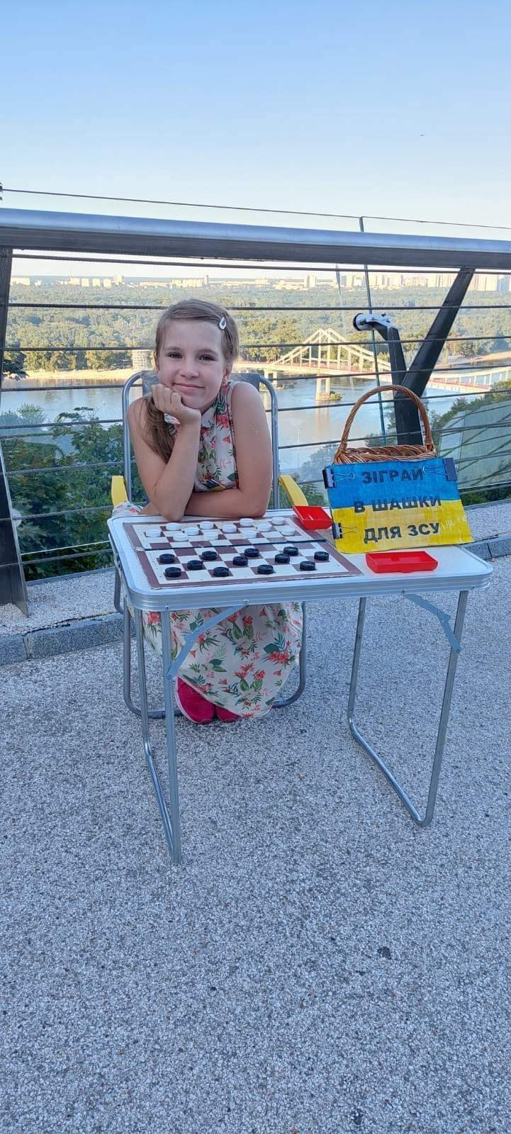 Малишка-шашистка, яка збирає гроші для ЗСУ, святкує 10 років