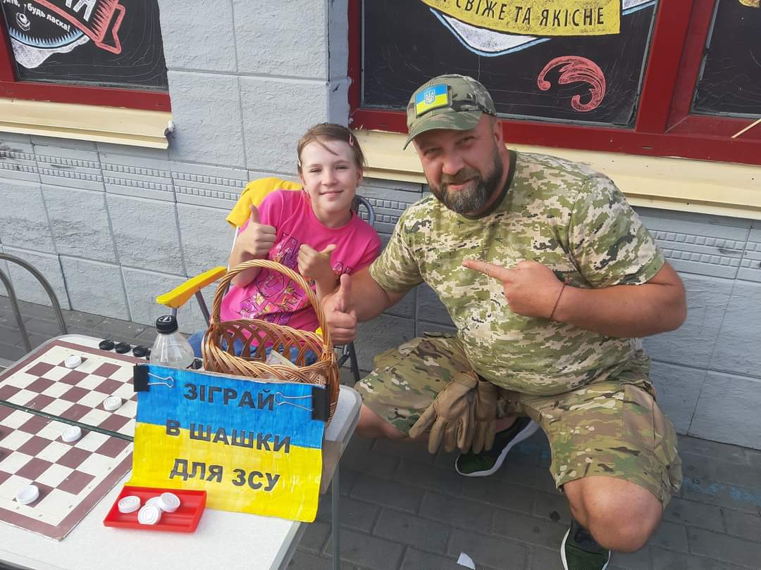 Малишка-шашистка, яка збирає гроші для ЗСУ, святкує 10 років