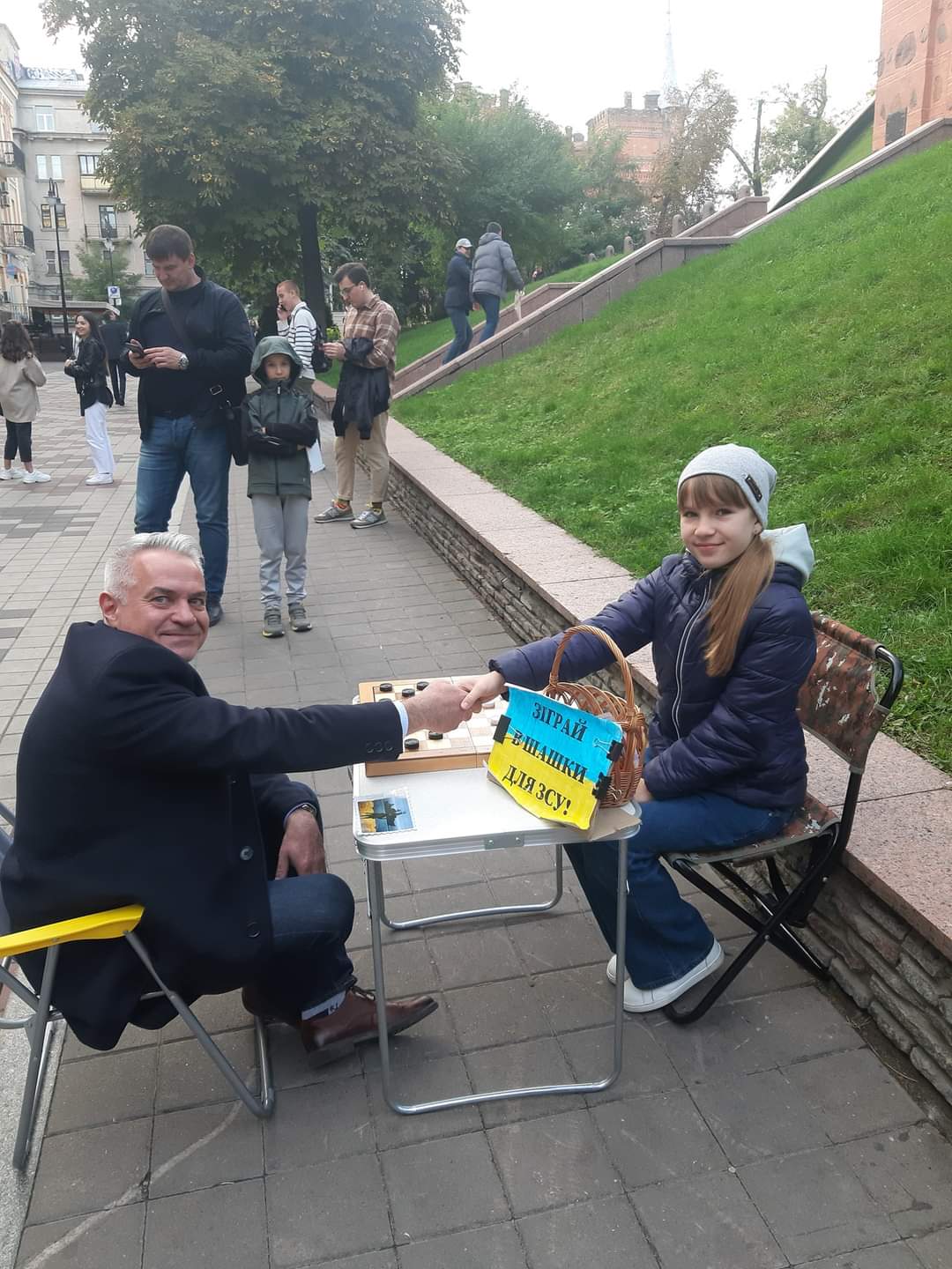 Малишка-шашистка, яка збирає гроші для ЗСУ, святкує 10 років