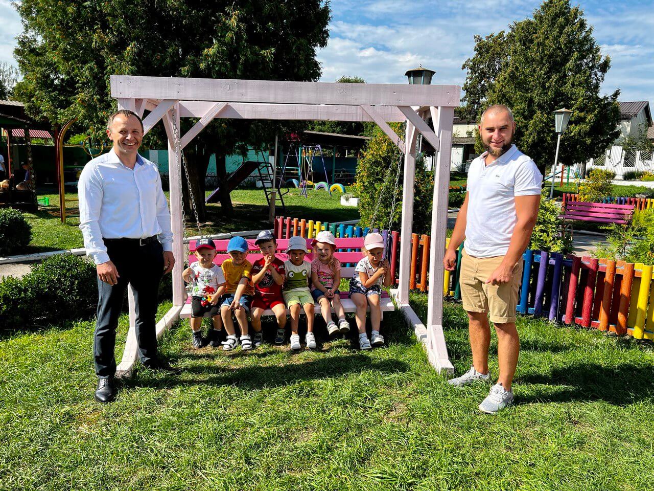 Меценати встановили лавки на території лікарні