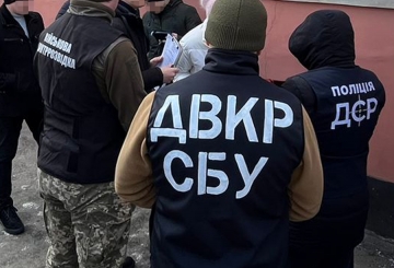 У Житомирі затримали юристку, яка за хабар обіцяла визнати непридатними до служби військовослужбовців