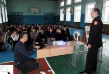 Рятувальники розповіли старшокласникам, як поводитись із підозрілими предметами
