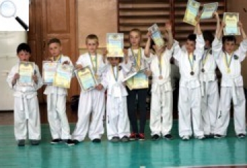 На десять спортсменів — тринадцять нагород!