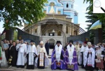 Центр міста прикрасила Арка Героїв