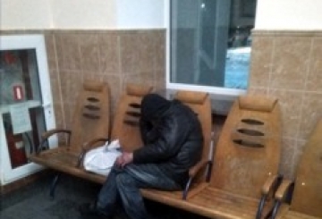 Безхатьки на вокзалі були, є і будуть. Бо в них — такий «стиль життя»…