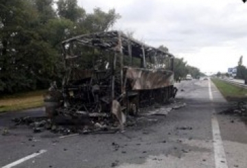 Унаслідок ДТП згорів автобус, одна людина загинула
