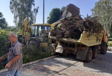 Комунальники максимум уваги приділили прибиранню на кладовищах