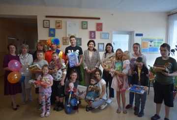Привітали діток, які перебувають  на лікуванні в дитячому відділенні