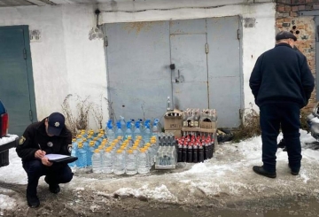 Поліцейські вилучили майже пів тонни алкоголю без акцизу із гаража звягельчанина