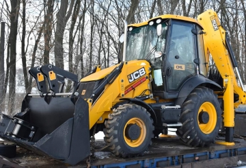 Звягельські комунальники отримали від USAID універсальний екскаватор-навантажувач