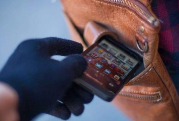 Поліція викрила двох крадіїв телефонів