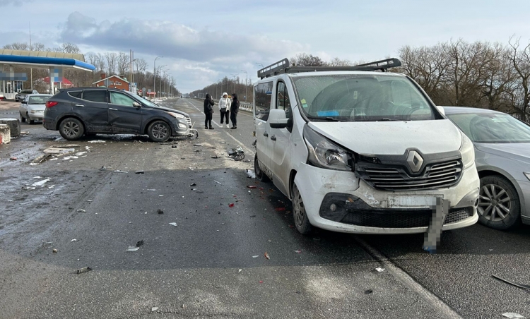 В ДТП на Звягельщині потрапило 4 автівки, жінка та 2 дітей отримали тілесні ушкодження