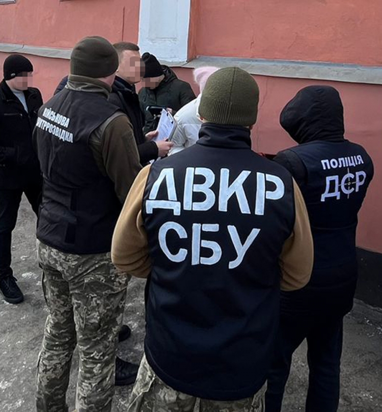 У Житомирі затримали юристку, яка за хабар обіцяла визнати непридатними до служби військовослужбовців