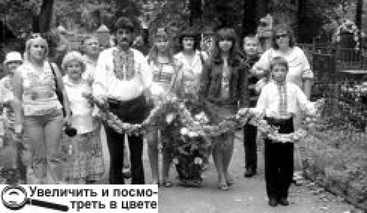 ПОКЛОНИЛИСЯ МОГИЛІ ЛЕСІ УКРАЇНКИ