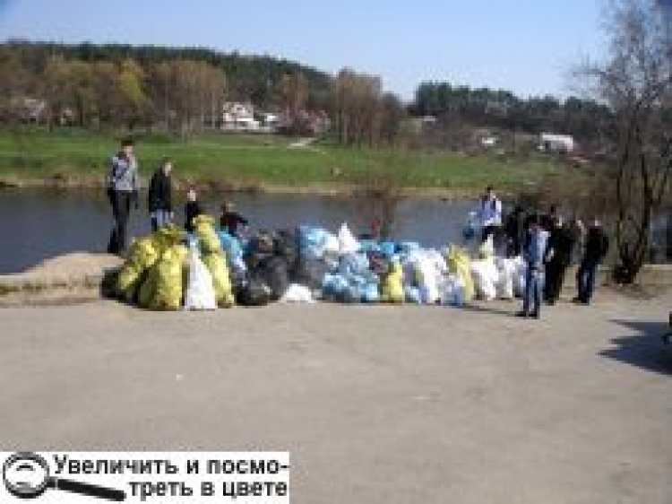 СТУДЕНТИ ПРИБРАЛИ БЕРЕГИ СЛУЧІ