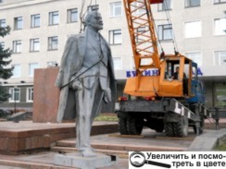 Останній світанок для пам’ятника Леніну під Будинком рад